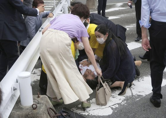 아베 신조 전 일본 총리가 8일 오전 일본 나라현 나라시 소재 야마토사이다이지역 인근 노상에서 총격을 받고 쓰러진 모습. 연합뉴스.