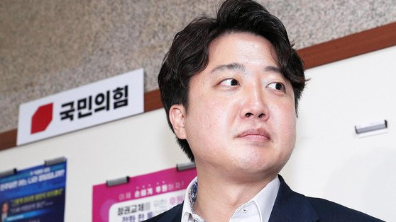 이준석 국민의힘 대표가 8일 오전 서울 여의도 국회 국민의힘 대회의실에서 열린 당 중앙윤리위원회에 출석해 소명을 마친 후 회의실을 나서며 입장을 밝히고 있다. 김상선 기자