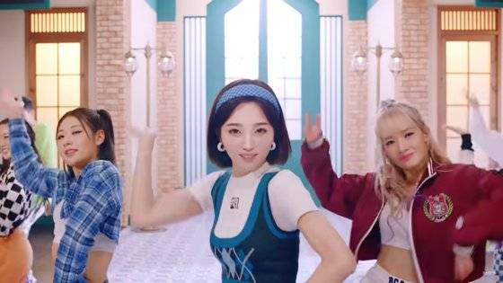 스마일게이트의 버추얼 아티스트 한유아(가운데)가 'I like that' 뮤직비디오에서 댄서들과 춤을 추고 있다. [사진 유튜브 캡처]