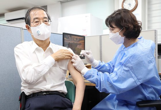 한덕수 국무총리가 8일 오후 서울 종로구 보건소에서 코로나19 백신 4차 접종(모더나)을 하고 있다. (공동취재) 뉴스1