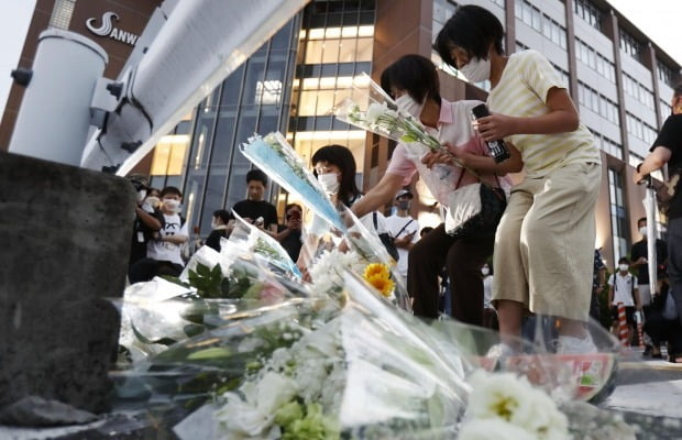 아베 신조 일본 전 총리가 총격으로 사망한 8일 오후 사고 현장인 일본 나라현 나라시 소재 야마토사이다이지역 인근 노상에서 시민들이 아베 전 총리를 추모하며 헌화를 하고 있다. 사진=연합뉴스