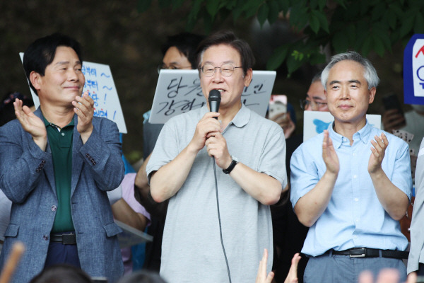 10일 오후 광주 서구 5·18 기념공원에서 열린 ‘이재명과 위로 걸음’ 행사에서 더불어민주당 이재명 상임고문이 발언하고 있다. 연합뉴스