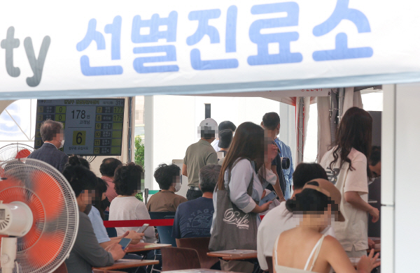10일 오전 서울 강남구보건소에 마련된 선별진료소에서 시민들이 검사를 기다리고 있다. [사진 출처 = 연합뉴스]