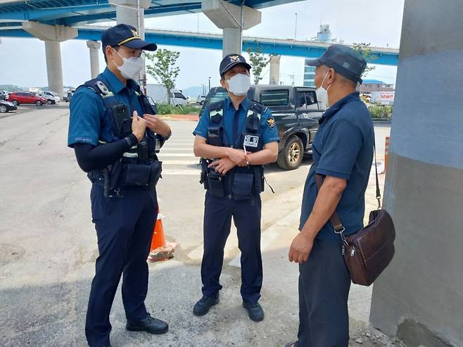 8일 오후 112신고자를 응대중인 전북 군산경찰서 서해지구대 소속 추인재 경위(45·가운데)의 모습. /사진=추인재 경위 제공