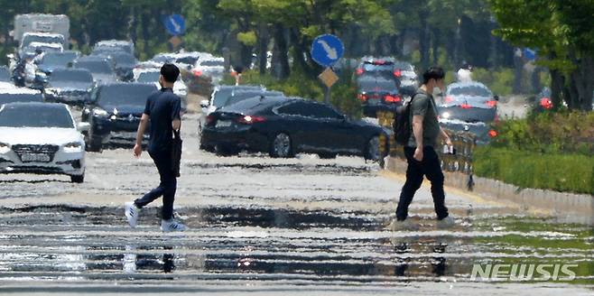 [전주=뉴시스] 김얼 기자 = 연이은 무더위가 기승을 부리고 있는 22일 전북 전주시 완산구 효자로에 내리쬐는 햇빛에 도로에서 아지랑이가 피어오르고 있다. 2022.06.22. pmkeul@newsis.com