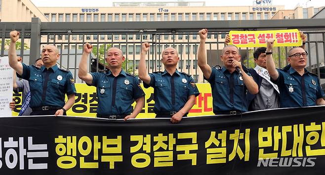 [세종=뉴시스] 강종민 기자 = 전국경찰직장협의회 회장단이 5일 오전 세종시 정부세종2청사 행정안전부 앞에서 경찰국 신설 정책 철회를 촉구하며 삭발한 뒤 구호를 외치고 있다. 2022.07.05. ppkjm@newsis.com