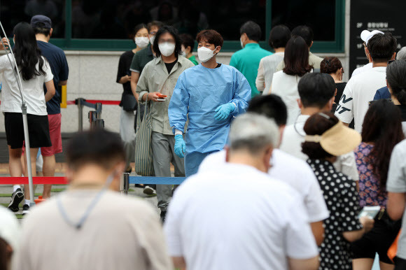 코로나19 검사 대기 줄 - 코로나19 신규 확진자가 2만 410명으로 집계된 10일 서울 강남구보건소 선별진료소에서 시민들이 코로나19 검사를 받기 위해 대기하고 있다. 뉴시스