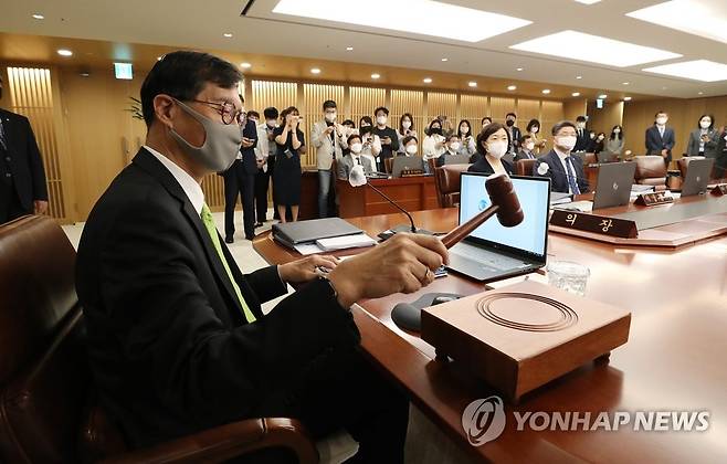 '일단 물가부터 잡는다'…한은 이번주 사상 첫 '빅스텝' 가능성 (서울=연합뉴스) 이창용 한국은행 총재가 26일 오전 서울 중구 한국은행에서 열린 금융통화위원회 본회의에서 의사봉을 두드리고 있다. 2022.5.26 [사진공동취재단] photo@yna.co.kr