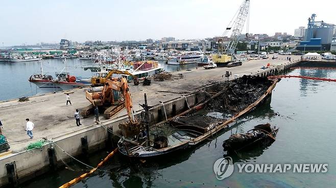 한림항 화재 어선 인양 준비 (제주=연합뉴스) 박지호 기자 = 10일 오전 제주시 한림읍 한림항에서 해경 관계자 등이 지난 7일 발생한 화재로 탄 어선들을 인양할 준비를 하고 있다. 2022.7.10 jihopark@yna.co.kr