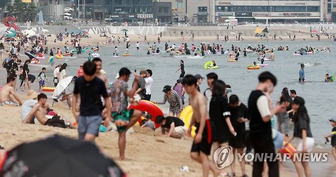 부산 해운대해수욕장 개장 후 첫 주말 [연합뉴스 자료사진]