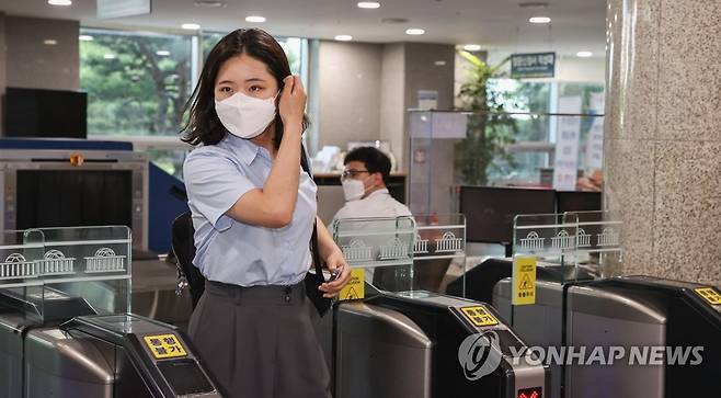 그린벨트 결과 공유 파티 '용감한 여정'에 참석하는 박지현 전 비상대책위원장 (서울=연합뉴스) 하사헌 기자 = 박지현 전 더불어민주당 비상대책위원장이 1일 서울 여의도 국회 의원회관에서 열린 그린벨트 결과 공유 파티 '용감한 여정'에 참석하고 있다. 2022.7.1 [국회사진기자단] toadboy@yna.co.kr