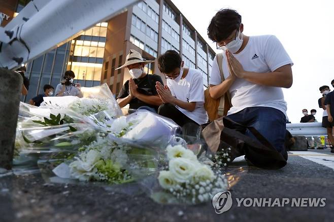 아베 전 총리 사망 추모하는 나라 시민들 (나라 교도= 연합뉴스) 아베 신조 일본 전 총리가 총격으로 사망한 8일 오후 사고 현장인 일본 나라현 나라시 소재 야마토사이다이지역 인근 노상에서 시민들이 아베 전 총리를 추모하고 있다. 2022.7.8 hkmpooh@yna.co.kr