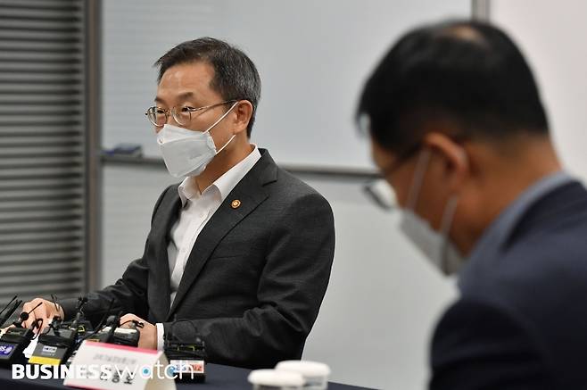 이종호 과학기술정보통신부 장관이 11일 오후 서울 중구 대한상공회의소에서 열린 통신3사 CEO 간담회에 참석해 모두발언을 하고 있다./사진=이명근 기자 qwe123@