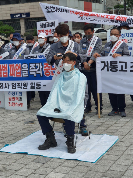 대우조선해양 사내 도장 협력업체 ㈜삼주의 진민용 대표가 11일 오후 서울 용산구 전쟁기념관 앞에서 ‘하청지회 불법파업 수사 촉구 집회’에서 삭발을 하고 있다. (사진=대우조선해양 사내 협력업체 협의회)