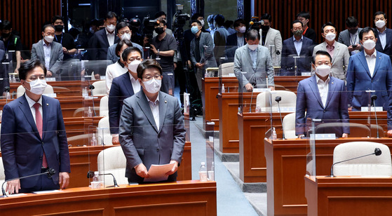 11일 국민의힘 의원총회에서 '권성동 당 대표 직무대행 체제'를 추인하는 내용이 담긴 결의문이 발표되고 있다. 〈사진=연합뉴스〉