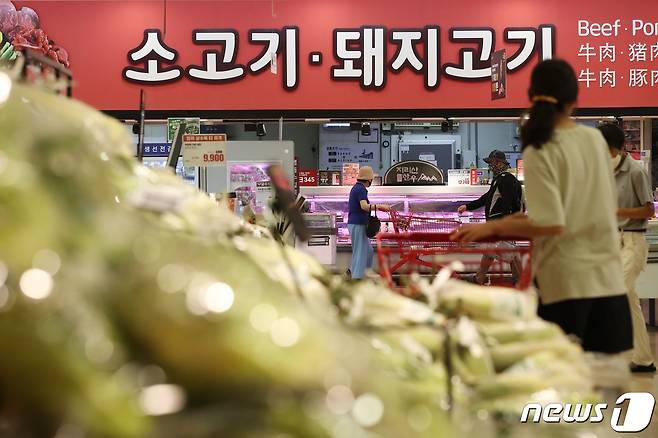 국내 소비자물가 상승률이 IMF 외환위기 이후 약 24년 만에 6%대로 치솟은 것으로 나타난 5일 서울의 한 대형마트에서 시민들이 장을 보고 있다. 2022.7.5/뉴스1 © News1 이광호 기자