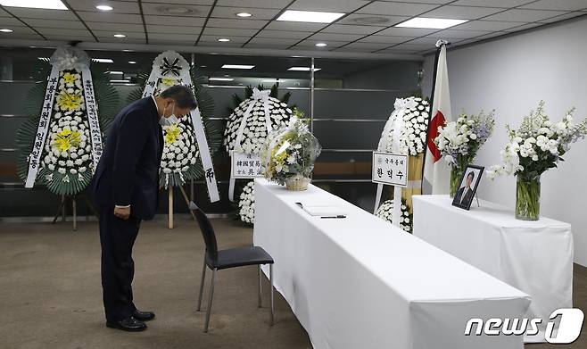 박진 외교부 장관이 11일 오전 주한일본대사관 공보문화원에 마련된 아베 신조 전 일본 총리 분향소에서 조문하고 있다. 2022.7.11 © News1 김명섭 기자