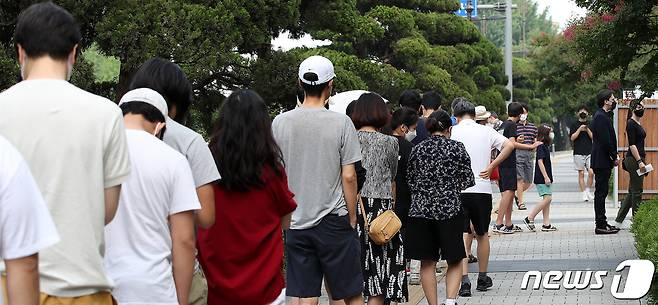 10일 오전 서울 용산구보건소 신종 코로나 바이러스 감염증(코로나19) 선별진료소에서 시민들이 검사를 기다리고 있다. 2022.7.10/뉴스1 © News1 박지혜 기자