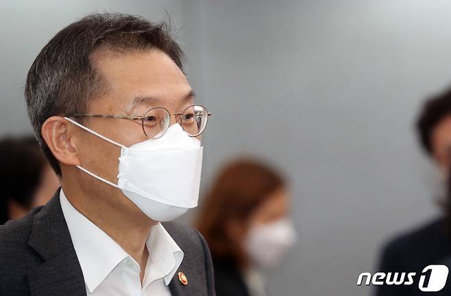 이종호 과학기술정보통신부 장관이 지난달 30일 서울 종로구 정부서울청사 별관에서 열린 제42차 국제협력개발위원회에 참석하고 있다. 2022.6.30/뉴스1 © News1 김명섭 기자