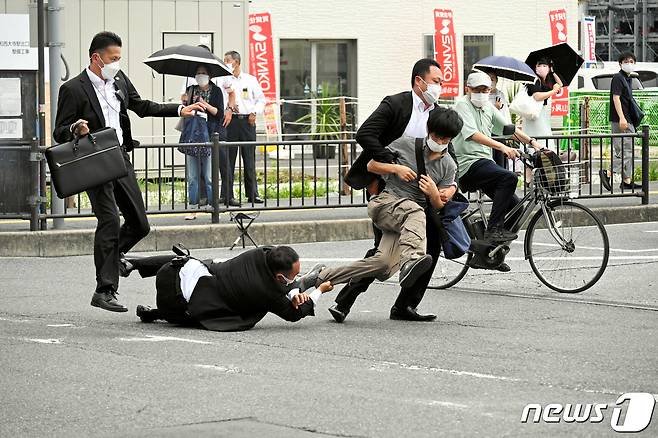 아베 신조 전 일본 총리가 8일 일본 서부 나라시에서 선거 유세 도중 총격을 맞고 쓰러진 가운데, 용의자가 현장에서 제압당하고 있다. © 로이터=뉴스1 © News1 정윤영 기자