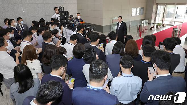 윤석열 대통령이 4일 오전 용산 대통령실 청사에서 열린 출근길 도어스테핑에서 취재진의 질문에 답하고 있다. (대통령실사진기자단) 2022.7.4/뉴스1 © News1 오대일 기자