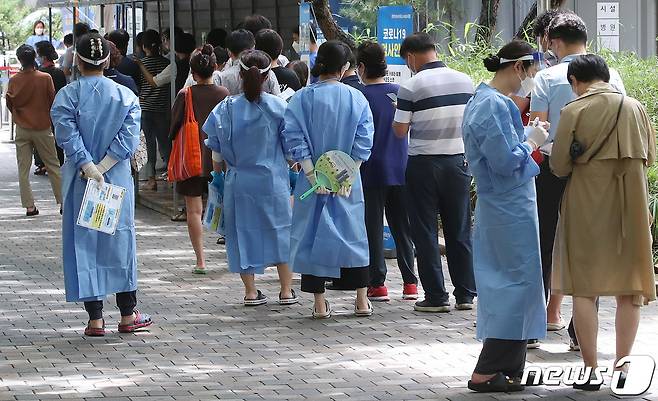 11일 오후 대구 달서구보건소 뒤편 월성공원에 마련된 선별진료소에서 시민들이 줄지어 코로나19 검사를 기다리고 있다. 2022.7.11/뉴스1 © News1 공정식 기자