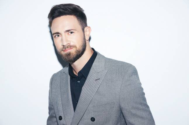 기자와 기념촬영을 하고 “사진 잘 나왔어요?”라고 물어보는 저스틴 하비.