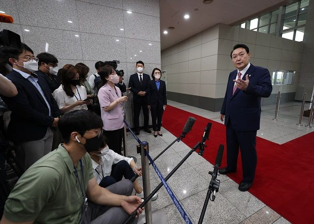 윤석열 대통령이 지난달 23일 서울 용산 대통령실 청사로 출근하며 취재진 질문에 답하고 있다. ⓒ뉴시스