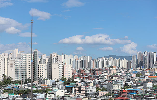 국토교통부가 6월 30일 대구에서 수성구를 투기과열지구에서 해제하고 나머지 7개 구·군은 조정대상지역에서 해제한다고 발표했다. 이로 인해 대구에서는 수성구만 조정대상지역으로 남게 됐다. 사진은 이날 오후 대구 서구 아파트 전경. 사진 연합뉴스