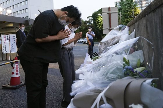 10일 일본 도쿄 자민당 당사 앞에서 시민들이 아베 신조 전 총리의 죽음을 추모하고 있다. [AP=연합뉴스]