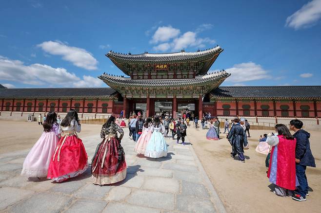 Tourists wearing rental hanbok are seen at the Joseon period royal palace Gyeongbokgung, Jongno-gu, Seoul. (123rf)