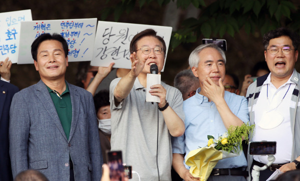 이재명 더불어민주당 의원이 10일 오후 광주 서구 5·18기념공원에서 열린 ‘이재명과 위로걸음’ 행사에 참석해 발언하고 있다. 이 의원은 원내 입성 후 처음으로 광주를 찾았다. 연합뉴스