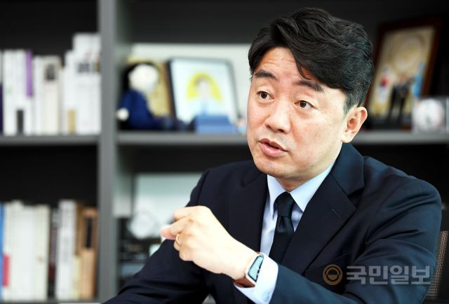 더불어민주당 당대표 선거에 출마한 강훈식 의원이 10일 국회 의원회관에서 국민일보와 인터뷰 하고 있다. 최종학 선임기자