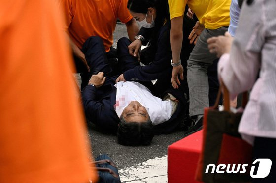 아베 신조(安倍晋三) 전 일본 총리가 지난 8일 일본 서부 나라시에서 선거운동 중 총에 맞은 뒤 바닥에 쓰러져 있다./사진=뉴스1