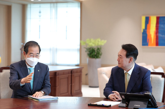 윤석열 대통령이 지난달 13일 용산 대통령실 집무실에서 열린 한덕수 국무총리와의 첫 주례회동 사전 환담에서 한 총리의 발언을 경청하고 있다. /사진=뉴스1