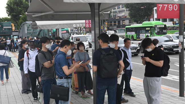 대체 버스 언제 오나... : 경기 수원·화성과 서울을 오가는 광역버스를 운행하는 경진여객 노동조합이 파업을 벌인 가운데 11일 오전 서울 동작구 사당동 광역버스 정류장에서 승객들이 길게 줄을 서서 대체운송버스를 기다리고 있다. 신창섭 기자