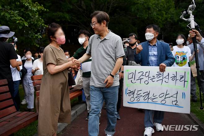 [광주=뉴시스] 이영주 기자 = 이재명 더불어민주당 의원이 10일 광주 서구 무각사에서 열린 '이재명과 위로걸음' 만남 행사에서 지지자들과 악수하고 있다. 2022.07.10. leeyj2578@newsis.com