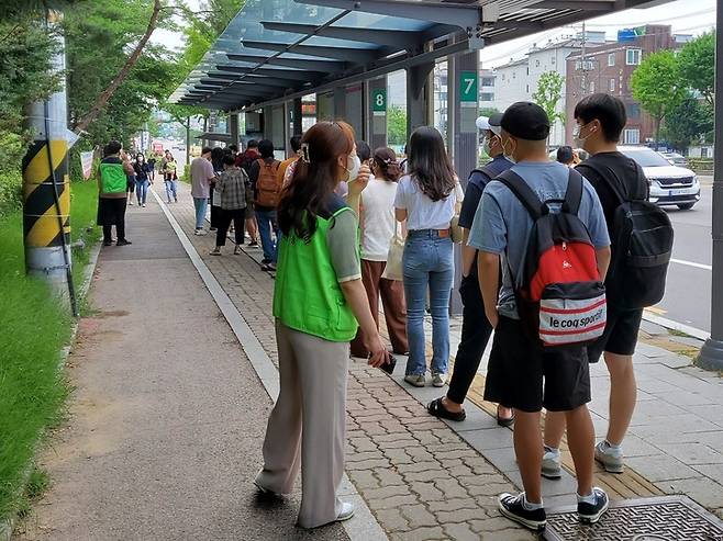 [수원=뉴시스] 이병희 기자 = 경진여객 노조가 파업에 돌입한 11일 오전 8시께 경기 수원시 장안구 한일타운 버스정류장에 버스를 기다리는 시민들이 줄을 길게 서고 있다. 2022.07.11. iambh@newsis.com *재판매 및 DB 금지