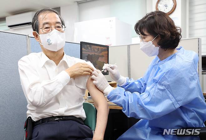 [서울=뉴시스] 배훈식 기자 = 한덕수 국무총리가 8일 오후 서울 종로구 보건소에서 코로나19 백신 4차 접종(모더나)을 하고 있다. (공동취재사진) 2022.07.08. photo@newsis.com