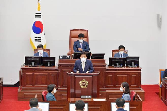 [제주=뉴시스] 오영훈 제주지사가 11일 오후 열린 제주도의회 제407회 임시회 제1차 본회의에 참석해 인사말을 하고 있다. 2022.07.11. photo@newsis.com *재판매 및 DB 금지