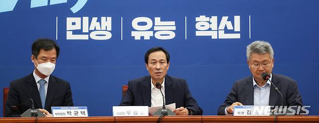 [서울=뉴시스] 최진석 기자 = 우상호 더불어민주당 비상대책위원장이 11일 서울 여의도 국회에서 열린 정치보복수사대책위원회 제2차 회의에서 모두발언 하고 있다. (공동취재사진) 2022.07.11. photo@newsis.com