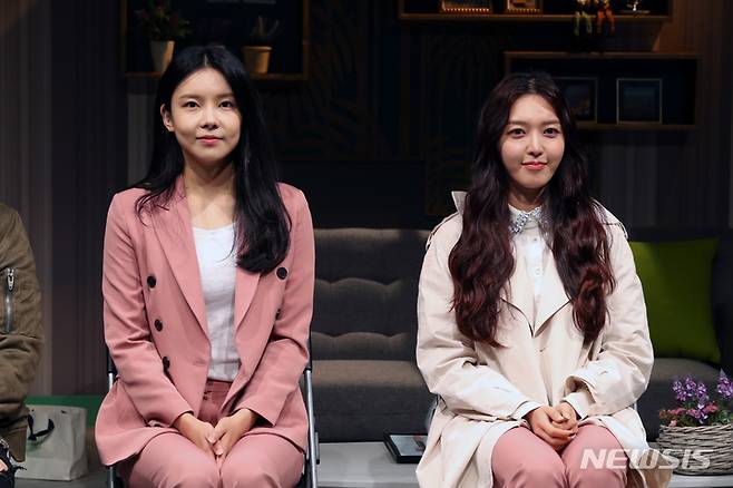 [서울=뉴시스] 박진희 기자 = 연극 '우리집에 왜 왔니' 여자 주인공 서재희 역의 배우 김나영(구구단 출신)과 임찬미(AOA 멤버)가 11일 서울 종로구 JTN 아트홀에서 프레스콜을 하고 있다. 2022.07.11. pak7130@newsis.com