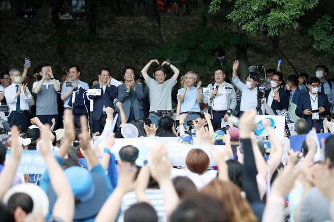 10일 오후 광주 서구 5·18 기념공원에서 열린 '이재명과 위로 걸음' 행사에서 더불어민주당 이재명 상임고문이 지지자들에게 인사하고 있다. 연합뉴스