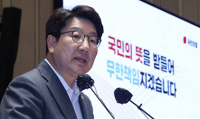 권성동 국민의힘 원내대표 겸 당대표 직무대행이 11일 서울 여의도 국회에서 이준석 대표 징계에 따른 당의 진로를 논의하기 위해 열린 의원총회에서 발언을 하고 있다. 국회사진기자단