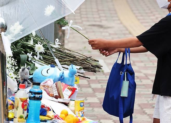 지난 8일 경기도 평택의 한 초등학교 앞 횡단보도 인근 추모 장소에 굴착기에 치여 숨진 초등학생을 추모하는 물품과 편지가 놓여 있다. 평택=연합뉴스