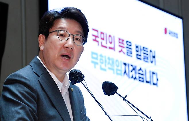 권성동 국민의힘 대표 직무대행 겸 원내대표가 11일 서울 여의도 국회에서 열린 의원총회에서 발언을 하고 있다. 뉴스1