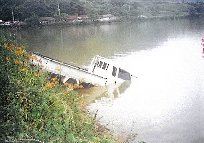 2003년 7월10일 저수지에 추락한 화물차가 인양되고 있다.ⓒ진도경찰서 수사기록