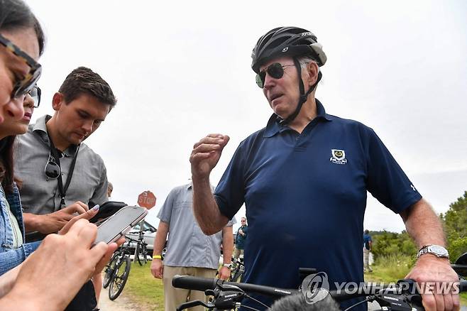 기자들과 문답하는 바이든 대통령 [레호보스 비치<美델라웨어주> AFP=연합뉴스]