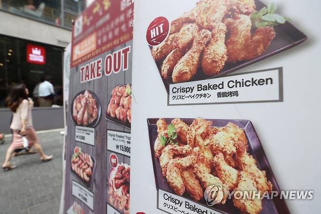 소비자물가 상승률이 외환위기 이후 약 24년 만에 6%대로 치솟았다. 치킨 피자 등 외식 물가는 1년 전보다 8.0% 올라 1992년 10월(8.8%) 이후 약 30년 만에 가장 높은 상승률을 기록했다. 사진은 지난 6일 점심시간 서울의 한 식당가. [연합뉴스 자료사진]