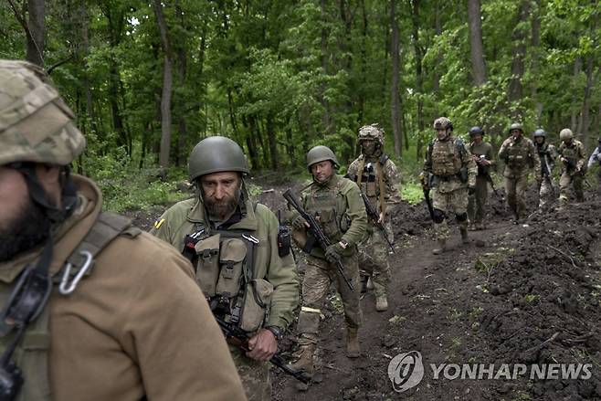 탈환한 하르키우 인근 숲 이동하는 우크라 병사들 [AP 연합뉴스 자료사진. 재판매 및 DB 금지]